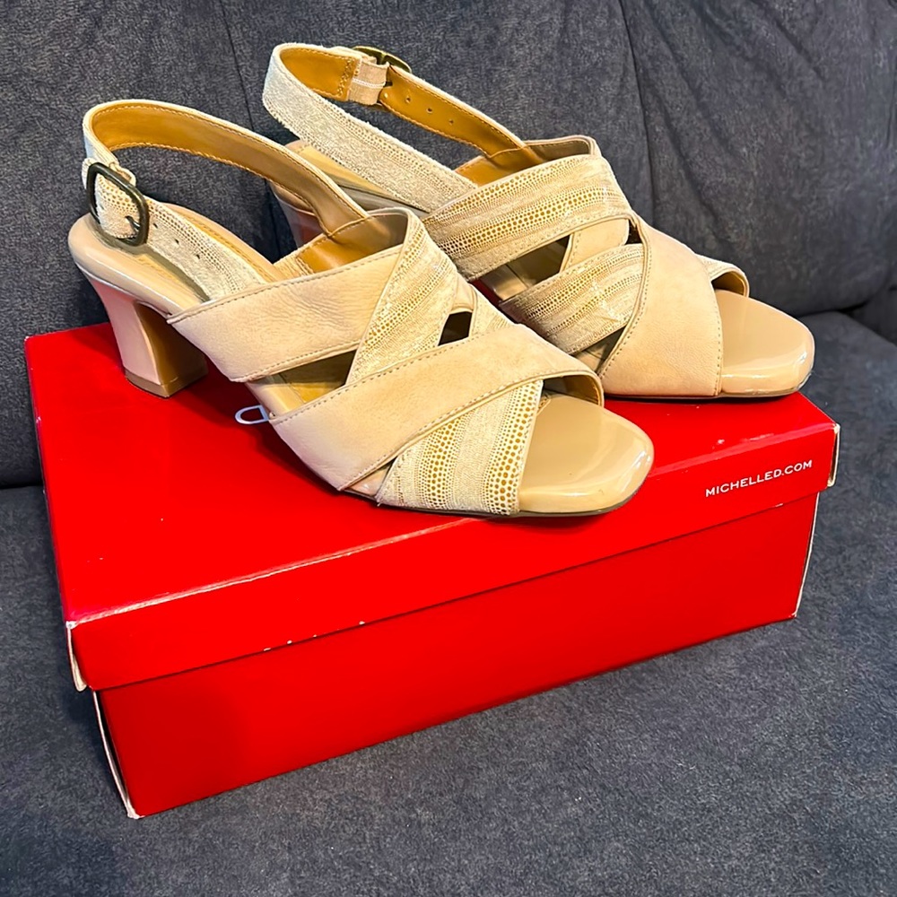 Michelle‎ D Women’s 7.5 New In Box Heel Shoes Beige
